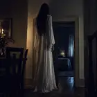 الزائرة الطويلة ذات الشعر الأسود