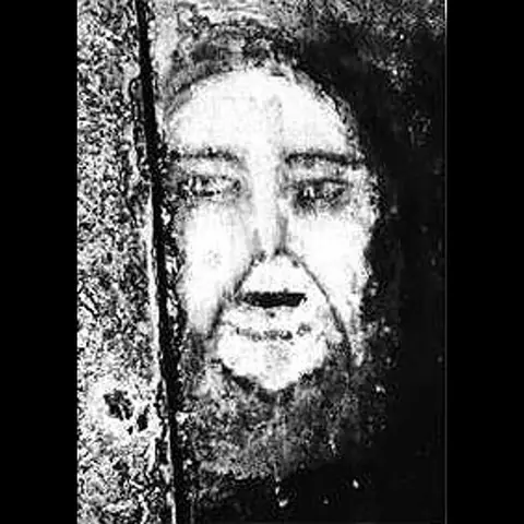 صورة وجه وجدت على أرضية المطبخ الأسمنتية عام 1971