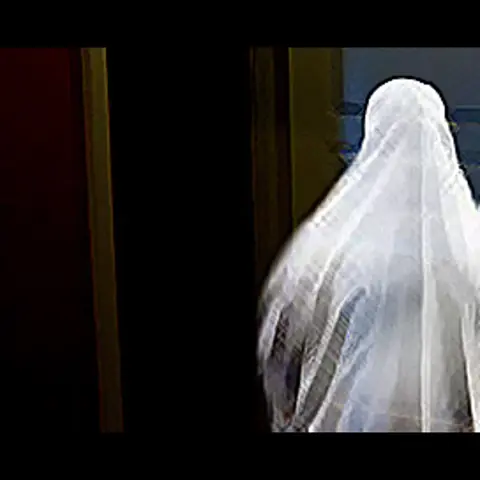 شاهدت شبح امرأة ترتدي البياض