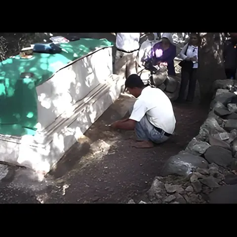 قبور ترشح ماء من مصدر مجهول