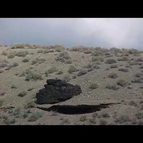 هل هي فعلاً صورة صخرة معلقة في الهواء أم خدعة بصرية ؟