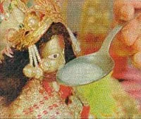 أحد الهندوس يقدم الحليب لصنم دورغا